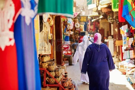 39243634-las-mujeres-en-el-mercado-marroquí-zoco-en-fez-marruecos