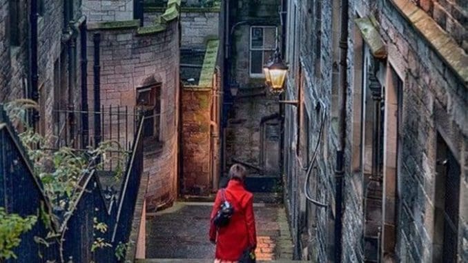 FOTO Callejón escaleras cON nombre en pie de foto