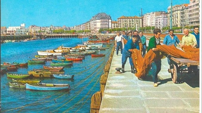 Pescadores-recogiendo-las-redes-en-Puerto-Chico-(Santander)-71369