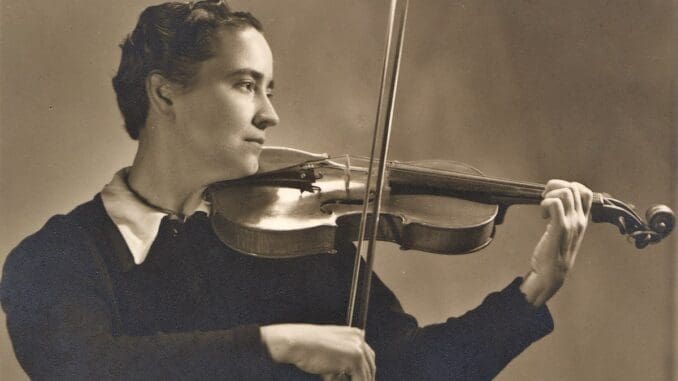 lossy-page1-1200px-La_compositora_Ofelia_Raga_tocando_el_violín.tif
